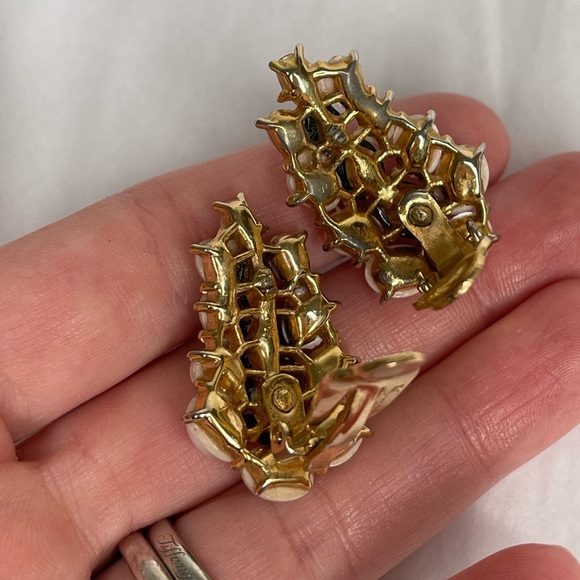 Trifari Pearl Black Cabochon Earrings - Picture 6 of 8